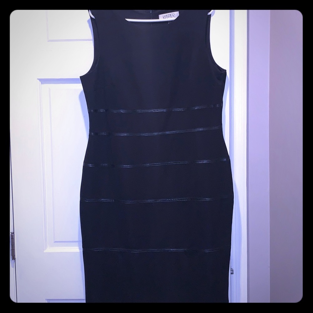 Black sleeveless dress